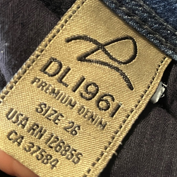 DL1961 Jeans (26) - Picture 4 of 4